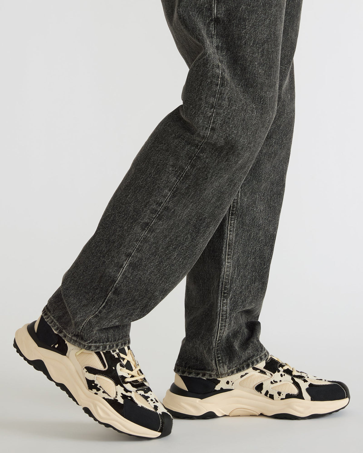 SALVADOR Black/White Low-Top Lace-Up Men's Sneaker